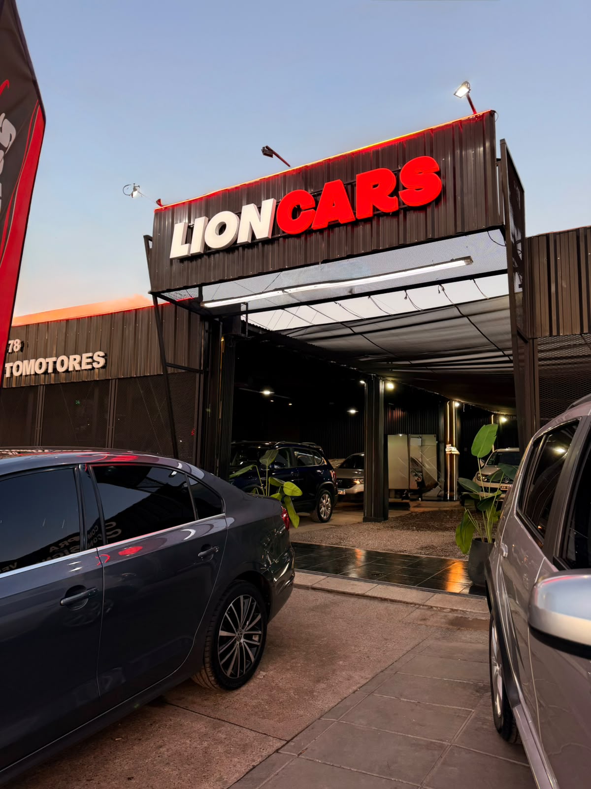 Frente del local de Lion Cars al atardecer