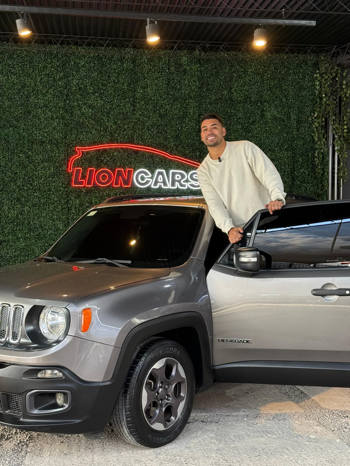 Showroom de Lion Cars con autos en venta